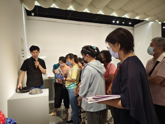 曾祥軒陶藝與彩繪個展-志工導訓現場 (14)