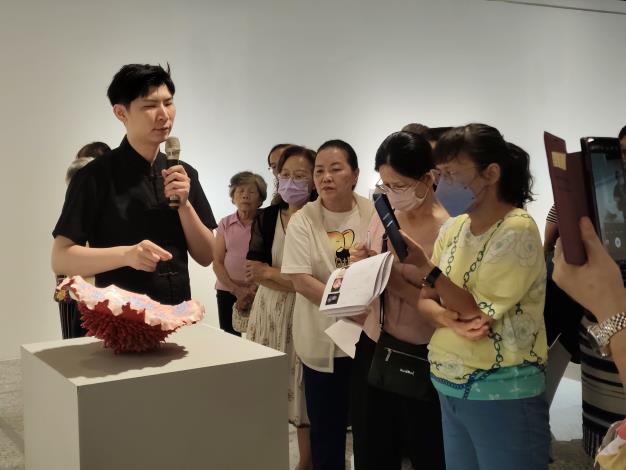 曾祥軒陶藝與彩繪個展-志工導訓現場 (7)