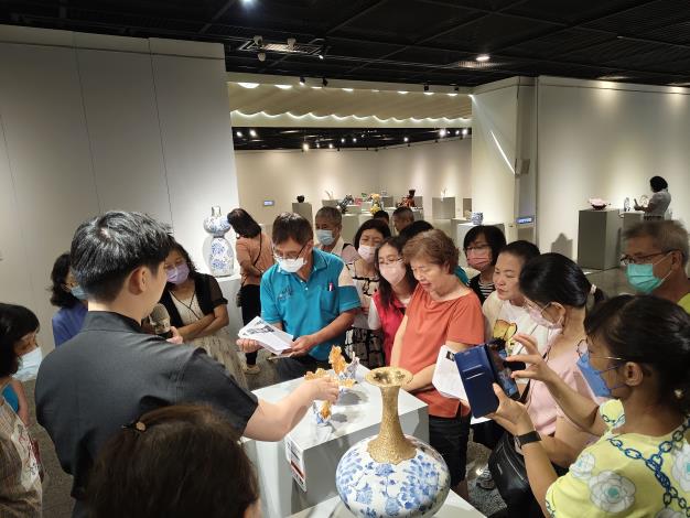 曾祥軒陶藝與彩繪個展-志工導訓現場 (12)