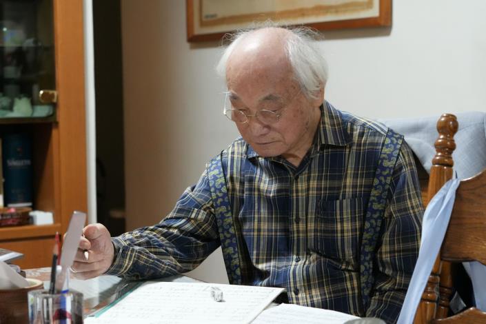 陳澄雄大師扮演中西樂的轉譯橋樑，推動國樂五線譜化革新並深入走訪偏鄉離島巡演，實現音樂親民的生活美學