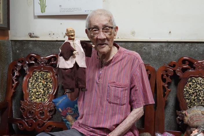 手上的操偶及是陳錫煌的化身，演藝大師的掌中戲人生