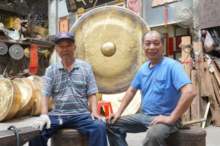 林烈輝(左)、林烈旗(右)兄弟齊心傳承銅鑼技藝