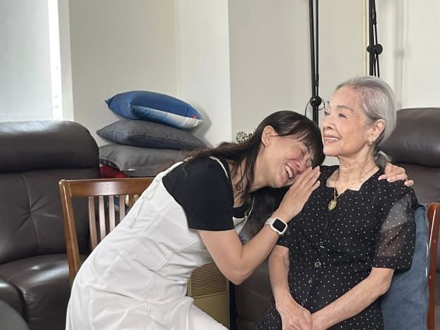 張孟逸(左)於受訪現場感言：我要感謝廖瓊枝老師(左)17年來無私的教導與栽培