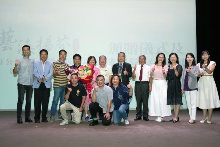 江賜美(後排左5)與出席貴賓及親友們合影