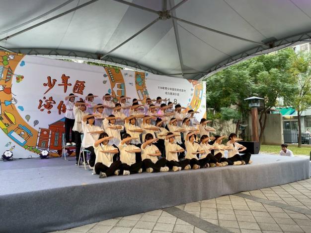 4.南華國中啦旗隊學生結合手舞等元素，表現嚴謹紀律與浪花意象的校園環境