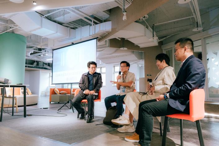 館長與新平溪煤礦博物園區龔俊毅執行長及源古本鋪古正君主理人合照