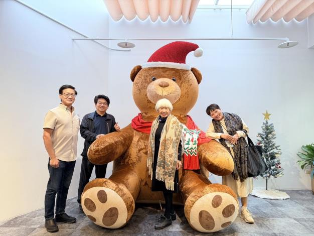 館長與龔俊毅執行長及古正君主理人合照