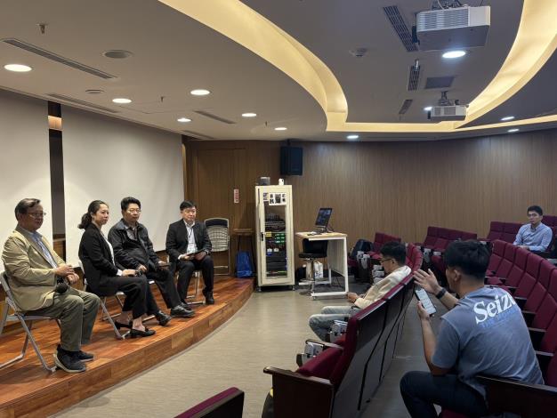 臺灣城鄉特色發展協會許主冠理事長主持上午場與談