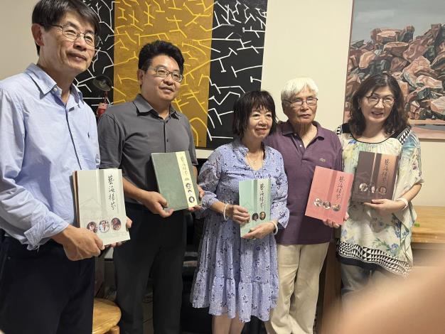 右起林淑華教授、李文謙老師與夫人黃愛梅、葉于正館長及楊永源教授