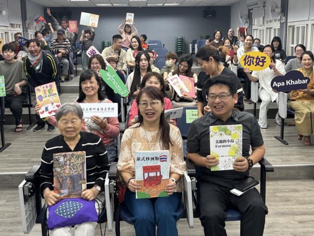 竹美館葉于正館長(右一)、彰化師範大學李靜芳教授((中)與學員親友及貴賓們共同見證「話畫看」繪本成果展開幕式