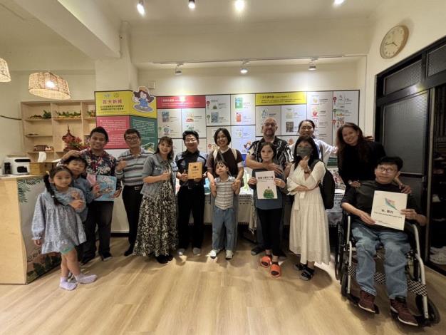 竹美館葉于正館長(左六)、話畫看學員與迴鄉辣團隊於展場合影