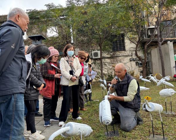 藝術家范揚清(右1)親自解說創作白鷺鷥的過程