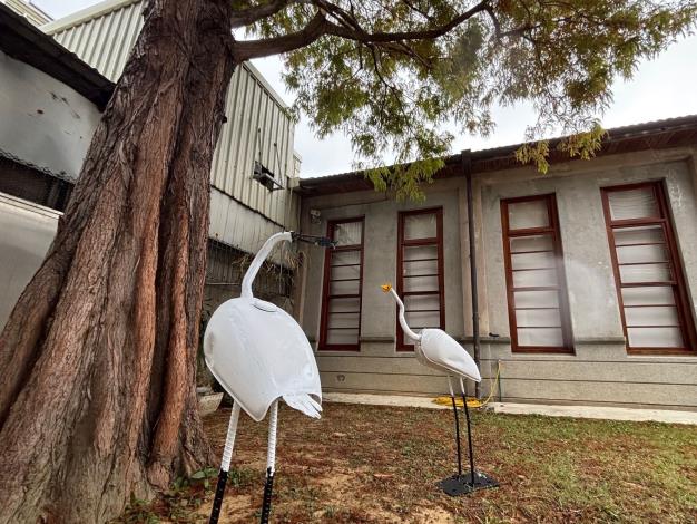 藝術家范揚清利用廢棄的機車油箱創作白鷺鷥