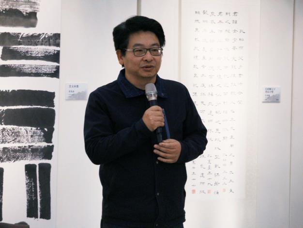國立新竹生活美學館葉于正館長代表文化部向參展藝術家孔昭順、李再鈐、施春茂、郭成樵及樊湘濱及藝術家的親友致意