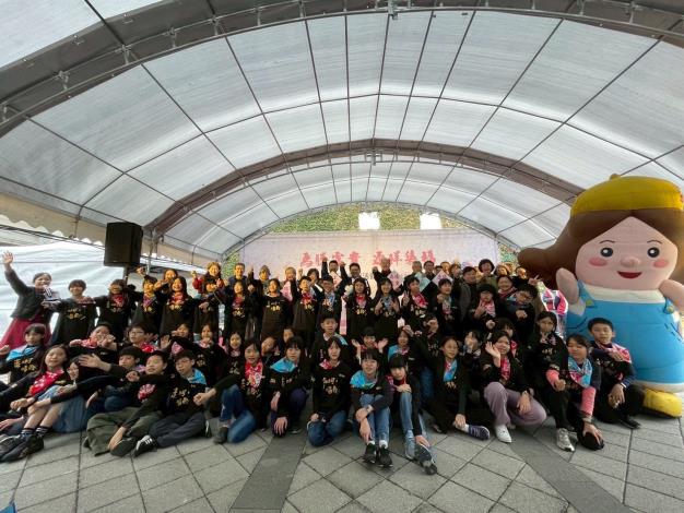 東門國合唱團與貴賓及美學館吉祥物阿美學姊合照