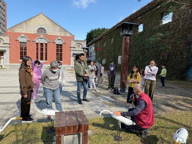 藝術家范揚清(前排右1)導覽解說創作理念及作品