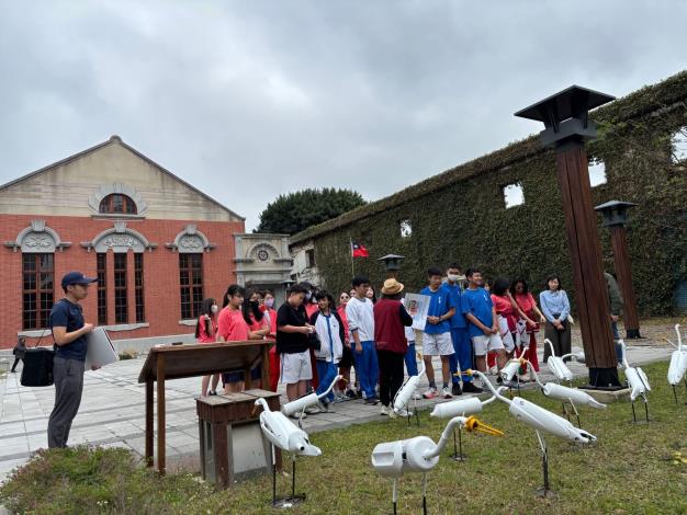 志工為建華國中美術班同學導覽解說展覽作品