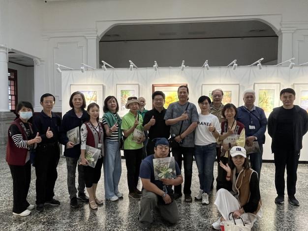 合影站立者前排右3為藝術家林世輝與國立新竹生活美學館葉于正館長(右4)及志工合影