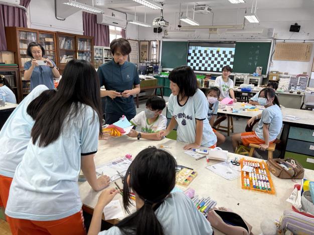 圖1  孩子透過藝團教導摺紙書培養敏銳的感受力及創造能力