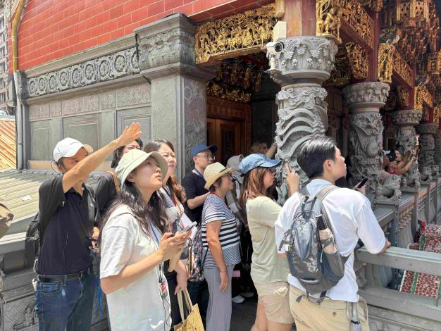 甘樂文創帶領學生進行三峽老街及周邊聚落文史導覽