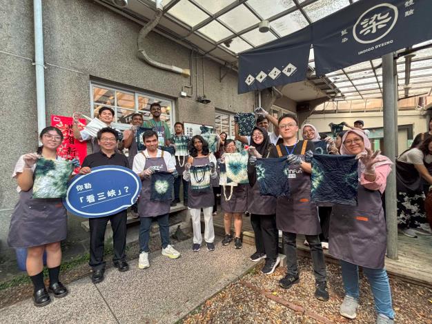 開心展示體驗作品，從傳統工藝中感受藍染文化的工序與美感