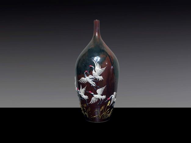 圖1 藝術家顏金益以陶瓶、漆線、金箔創作出的〈鶴舞昇平〉作品2