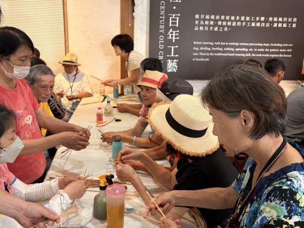 學員在臺灣藺草協會參與藺草手作
