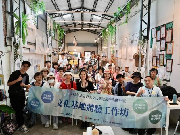 「苑裡海風・藺草新藝」場次學員於苑裡掀海合影