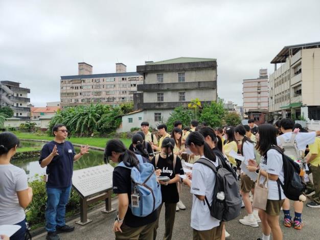 彭仁鴻執行長(左2)帶領羅東高中師生於老街走讀，所在位置為盧纘祥故宅前池塘。