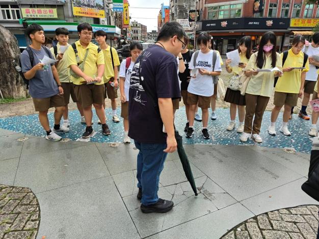 金魚厝邊彭仁鴻執行長以頭城站前廣場的地圖，與學生講解當地特色及風貌。