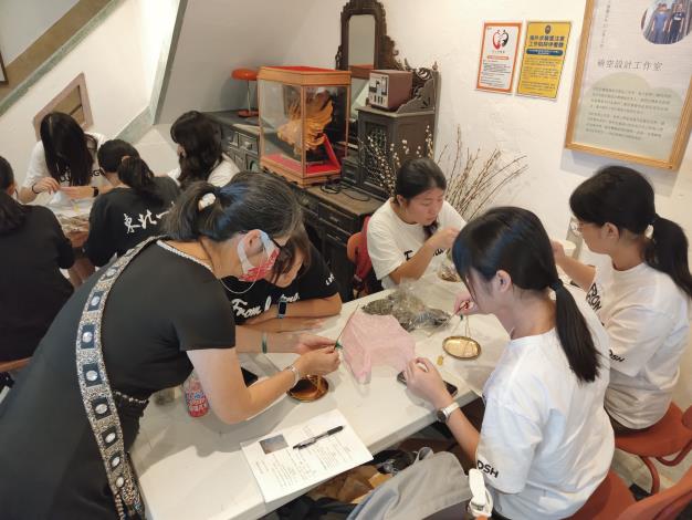 學生進行「中藥香包DIY課程」，由頭城德安堂中藥房職人賴淑真親自帶領。