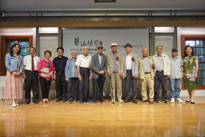 歷屆藝海揚芬藝術家及本案陪伴委員大合影