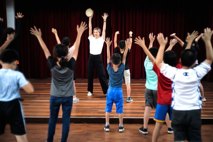 藝術團隊入校教學以鈴鼓引導學生的肢體發展-何曉玫舞團
