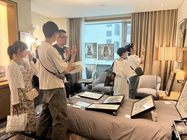 觀眾欣賞展間作品