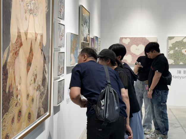 民眾欣賞作品