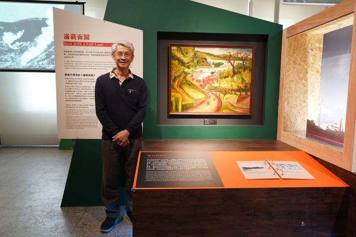 陳澄波文化基金會董事長陳立栢與陳澄波1936年描繪淡水附近景緻的畫作《滿載而歸》展示品