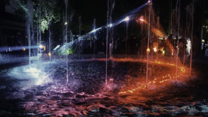 1結合電力特展，《光拾夜》以雷射藝術投影在歷史建物的水池噴柱上