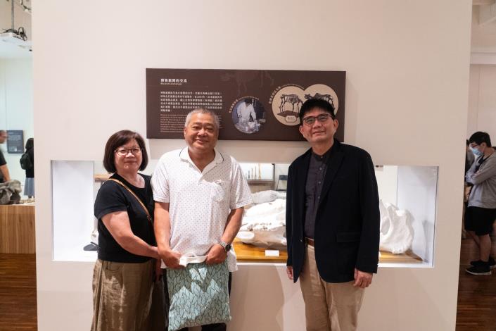 犀牛化石發現者陳世明伉儷與臺博館館長陳登欽(右1)於犀牛化石前合影
