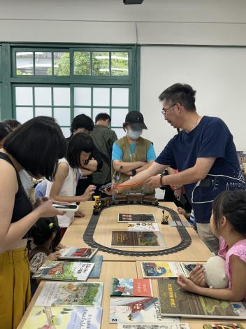 9月20日臺博館鐵道部園區舉辦「故事×鐵道人×旅行」繪本講座，由建築師方俊凱帶領觀眾認識車站建築樣貌與設計邏輯