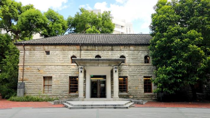 臺博館南門館可看到明治及大正時期產業建築，圖為落成於1902年，以臺北城南面城牆的唭哩岸石建造的小白宮，為臺灣現存少有的明治時期石造建築
