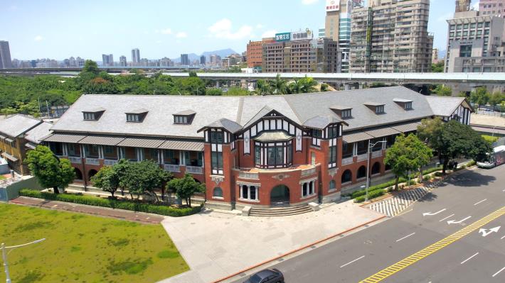 臺博館鐵道部園區廳舍於1920年落成的半木構造英國風建築，為臺灣鐵道史發展的重要據點