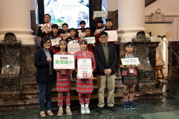 宜蘭武塔國小以「泰厲害了啦！」為主題介紹泰雅族文物獲頒入選證書