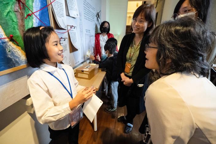 北市樹果子共學團學生以「走進動物的異想世界」為題介紹標本的重要性