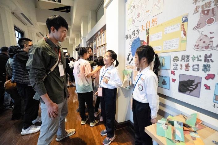 北市國語實小學生以「帶你看看大自然」為主題介紹小學生就可以做到的生態保育方式