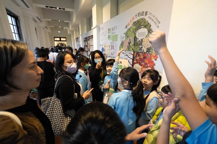 北市石牌國小學生以楓香樹的四季為題，於現場分享其作品理念，呈現自然史的多重視角。