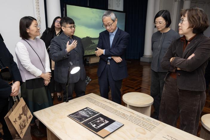 「影像與建築的虛實對話」展區探討影像的紀錄功能、烏托邦想像、電影院建築作為觀影容器，以及建築作為影像場景的多重角色。文化部長李遠（右3）參觀展區內臺博館典藏蔡柏鋒建築師的「日新戲院」建築圖與照片。