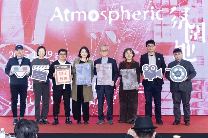 文化部長李遠（右4）、立法委員吳思瑤（左4）、財團法人臺灣博物館文教基金會董事長王時思（右3）、國家電影及視聽文化中心董事長褚明仁（右3）、法國波爾多建築中心代理館長Wenwen Cai（蔡雯雯，右2）、國立臺灣博物館長陳登欽（右2）、策展人陳盈棻（右1）、國立成功大學建築學系講座教授曾成德（左1）為「氛圍地—影像建築」特展揭幕。