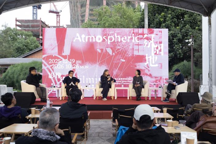 「氛圍地─影像建築」特展開幕典禮會後舉辦「當影像成了建築的新語言，建築會重新發現自己嗎？－Filming Architecture Roundtable」對談，由國立成功大學建築學系講座教授曾成德（右1）主持，法國波爾多建築中心代理館長Wenwen Cai（蔡雯雯，右2）、BEAU建築事務所建築師Charlotte Lafont-Hugo（中）、國家電影及視聽文化中心董事長（左2）、中原大學建築系助理教授徐昌志（左1）分享交流。