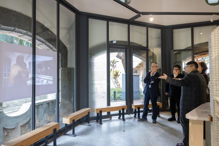 導演曹瑞原在拍攝1970年代台北新公園男同志群體的故事時，選擇鐵道部園區的八角樓廁所作為場景，文化部長李遠（左1）參觀展區內播映的〈孽子〉片段。