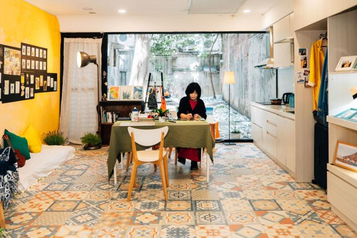 藝術家林俐在「地球人公寓」展區以沉浸式展示呈現旅居的空間氛圍，並將畫作融入展區，期讓觀眾體驗不同的賞畫經驗。